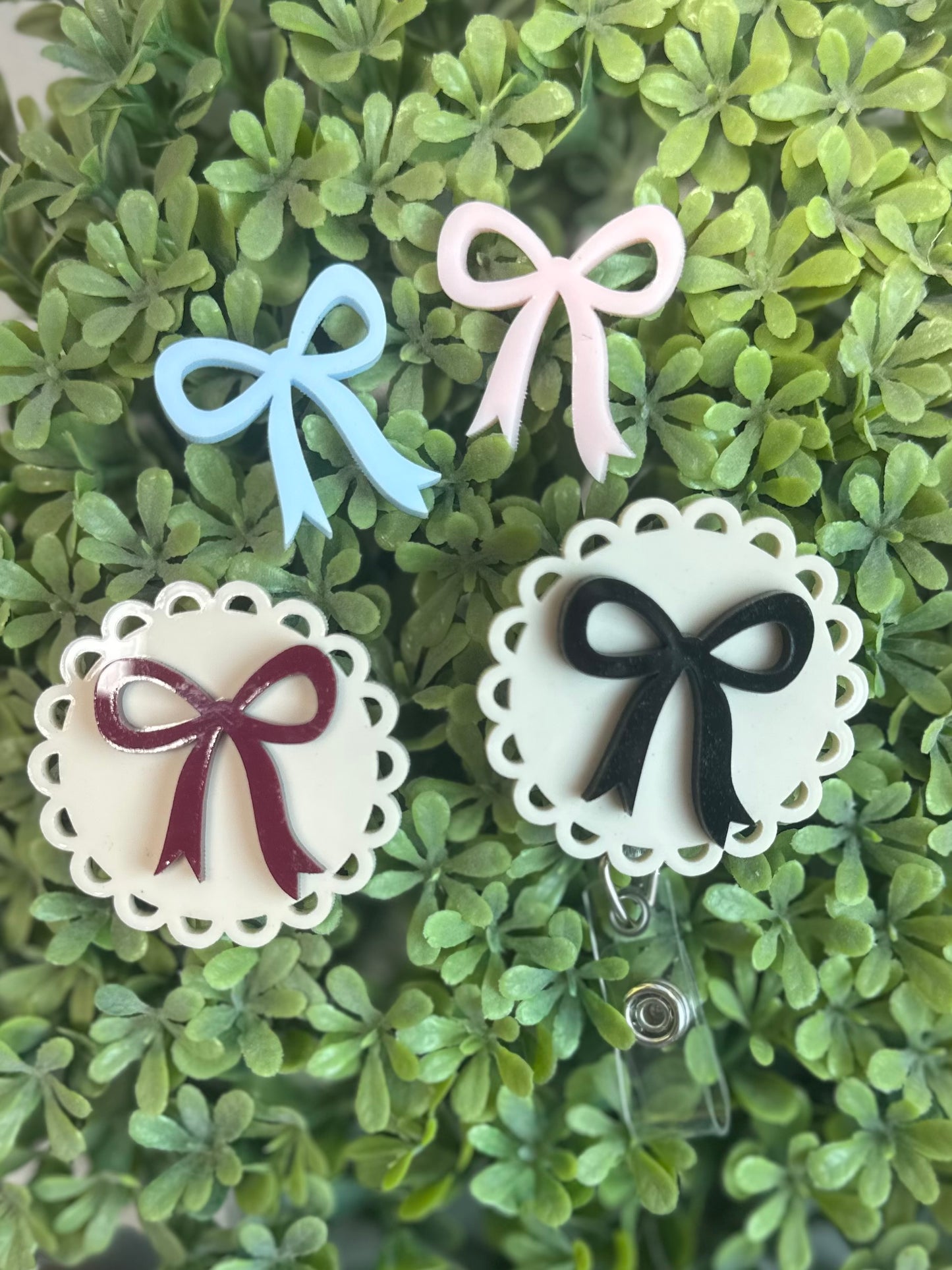 Scallop bow badge reel